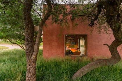 La única ventana que da al frente se hizo para enmarcar la vista del Chañar