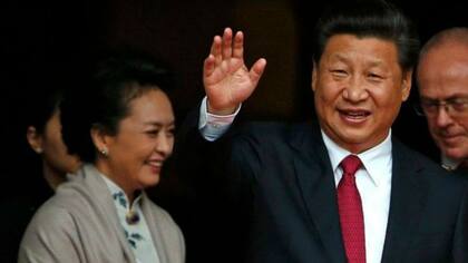 La única vez que Xi se vio siendo el centro de atención fue cuando se casó con su actual esposa, la famosa cantante Peng Liyuan
