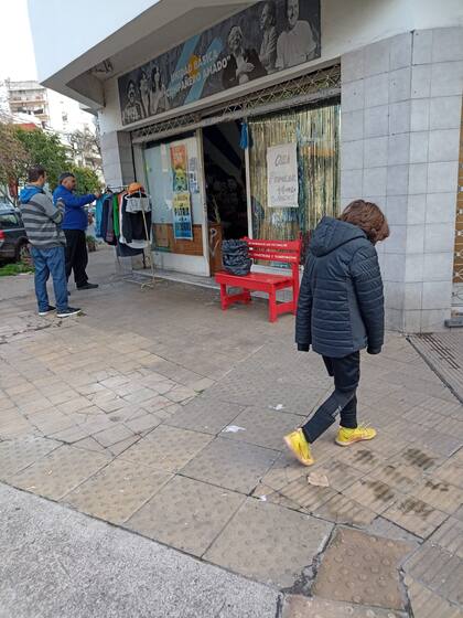 La unidad básica "Compañero Amado", en La Paternal, ofrece ropa usada y comida a los militantes y vecinos