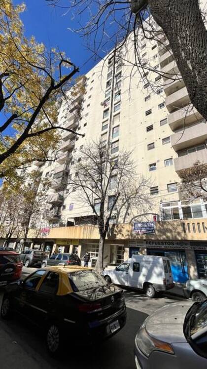 La unidad de dos ambientes stá en este edificio ubicado en Abraham Luppi al 900