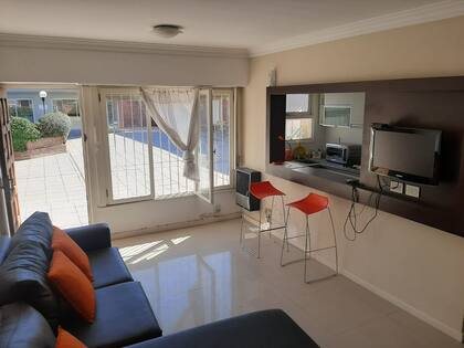 La unidad está distribuida en dos niveles y consta de 45 m² totales