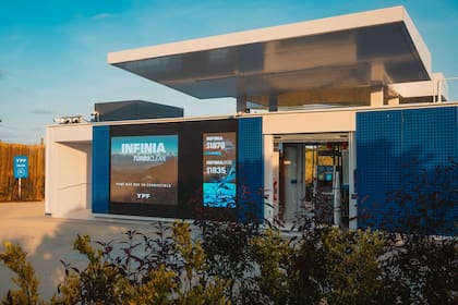 La unidad permite abastecer hasta dos vehículos en simultáneo y ofrece exclusivamente combustibles premium.