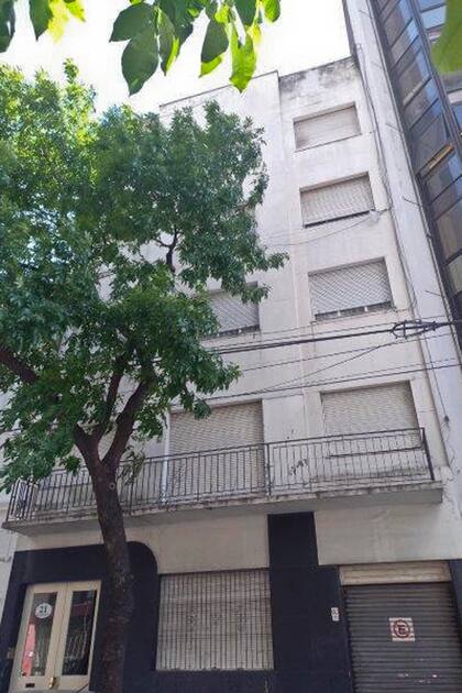 La unidad residencial incluye living-comedor, dos dormitorios, cocina con lavadero, baño completo, y cuarto y baño de servicio