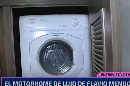 La unidad tiene lavarropa y secarropa en en un placard de la habitación principal