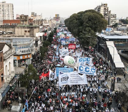La Unión de Trabajadores y Trabajadoras de la Economía Popular marcha por San Cayetano desde Liniers a Avenida de Mayo y 9 de julio.