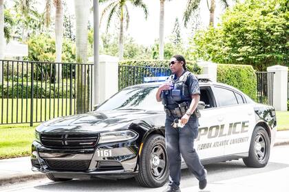 La Universidad Atlántica de Florida, con sede en Boca Ratón, cuenta con su propio Departamento de Policía que bajo las nuevas directrices del gobernador de Florida podría colaborar con agentes de migración