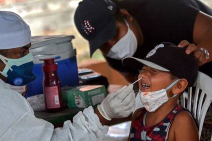 Se sabe que los niños se infectan de coronavirus igual que los adultos, pero sufren muchos menos los síntomas de Covid