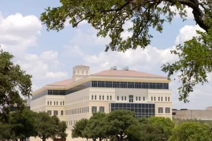 La Universidad de Texas anuncia los requisitos para los estudiantes que deseen tener una matricula de manera gratuita