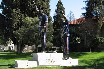 La Universidad Estatal de San José homenajeó a sus exalumnos Smith y Carlos con una estatua de su protesta de 22 pies de alto