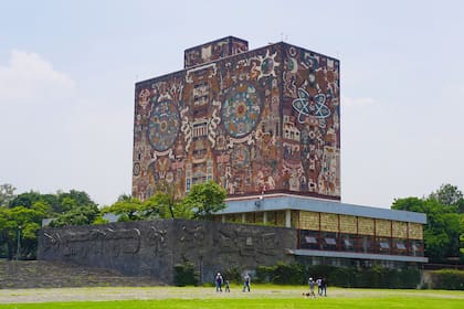 La Universidad Nacional Autónoma de México (UNAM) combina concreto con elementos culturales mexicanos en su fachada