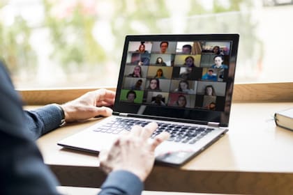 prestigiosas universidades como la Universidad de Nueva York y la Universidad de Harvard están colaborando con plataformas MOOC, sitios web de tecnología educativa que son proveedores de cursos masivos abiertos en línea que brindan especializaciones y títulos de universidades y empresas líderes a nivel mundial