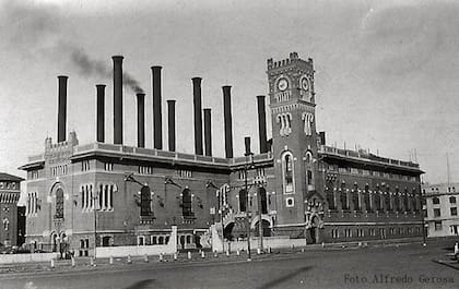 La usina "Pedro de Mendoza" de la Compañía Italo Argentina de Electricidad (CIADE). Fue inaugurada en 1916.