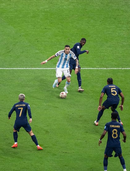 La utilización de Di María como extremo izquierdo, una novedad que le dio frutos a Scaloni en la final contra Francia