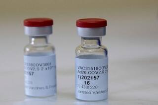 EE.UU. tiene millones de vacunas cerca de vencerse y no sabe qué hacer con ellas