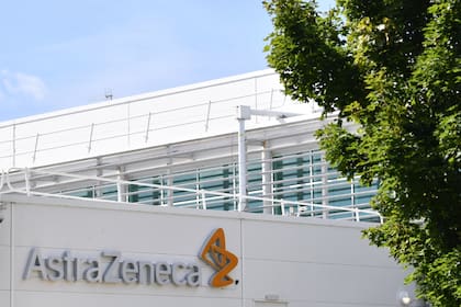 El Gobierno firmó un acuerdo con el laboratorio AstraZeneca para la provisión de las vacunas, que estarían disponibles en la Argentina entre febrero y marzo 