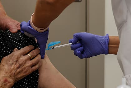 La vacuna que se aplica esta temporada brinda protección para evitar cuadros graves por gripe