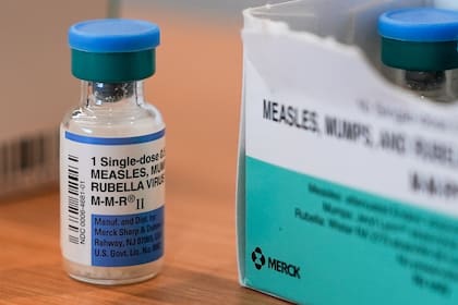 La vacuna triple protege contra el sarampión, las paperas y la rubeola