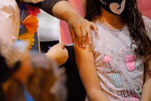 Pediatras trabajan en un documento para fijar posición sobre la vacuna en menores de 12 años