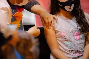 Pediatras trabajan en un documento para fijar posición sobre la vacuna en menores de 12 años