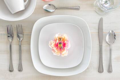 La vajilla cuadrada en blanco macizo de Royal Norfolk tiene un estilo clásico, versátil y estético