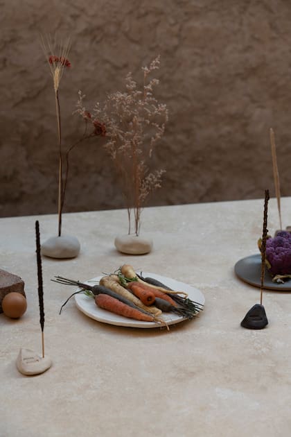 La vajilla y las piedras decorativas fueron hechas en cerámica por Flota Objetos (@flota.objetos).