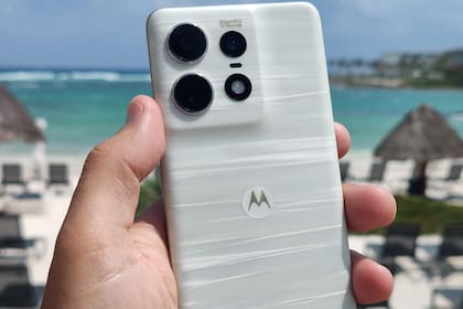 La variante mármol o perla del Motorola Edge 50 Pro; la textura la logra con acetato la firma Mazzucchelli, especialista en monturas de anteojos