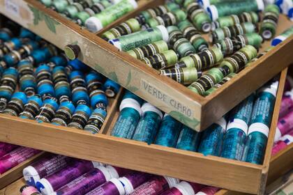 La variedad de hilos es indispensable para los distintos proyectos de la clientela fiel
