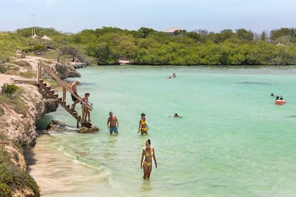 La variedad de playas es una de las marcas distintas. Esta es Mangel Halto, con un manglar bañado en el mar