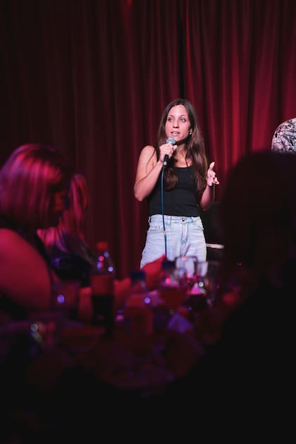 “La variedad de temas que toco tiene que ver con lo que atravieso o atravesé, y le busco la ironía, bordeando por momentos lo incómodo y exponiendo situaciones que buscan la identificación”, cuenta Aguilar