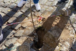 Los movimientos de la camioneta y el subibaja de la varilla en el túnel hacia el banco
