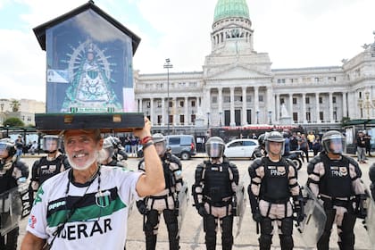 La variopinta protesta del último miércoles frente al parlamento, en la que hubo tanto simpatizantes de clubes de fútbol como violentos.
