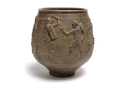 La vasija data del siglo II: “Basta con mirarla en detalle para darse cuenta de que muestra a personas reales, y que lucharon acá”, señala Glyn Davis, curador en jefe de los Museos de Colchester