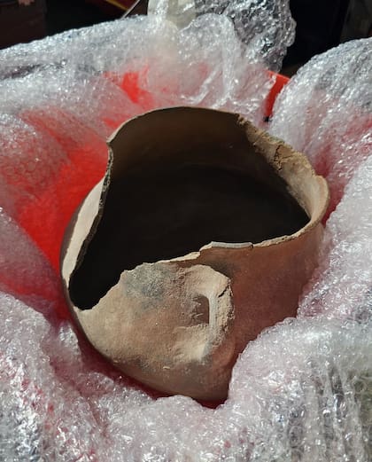 La vasija indígena pertenece al período tardío de la cultura calingastina