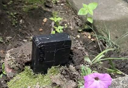 La vecina encontró el teléfono envuelto en cinta negra oculto en el césped de su casa y solo tenía la cámara expuesta