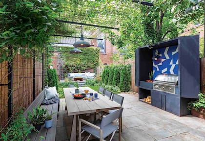 La vegetación ayuda a mantener la calidad térmica en este hogar en el barrio de Brooklyn, Nueva York, reformado por la arquitecta argentina Cecilia Reboursin, fundadora del estudio Larebour.