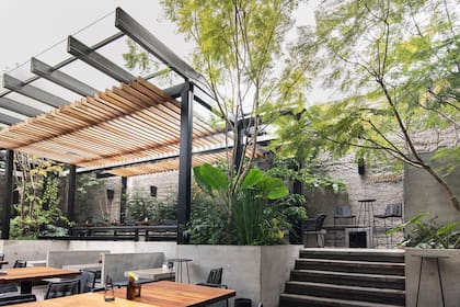 La vegetación y la arquitectura se funden en el patio, como refugio. Los desniveles dan ritmo y sectorizan distintos ambientes.