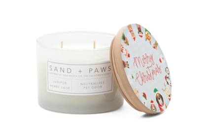 La vela de Sand and Paws tiene dos mechas perfumadas y su propia tapa (Marshalls)