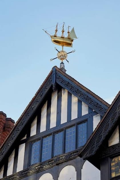 La veleta que corona la fachada de Liberty es una maqueta dorada del Mayflower, el barco que transportó a los primeros colonos británicos a los Estados Unidos