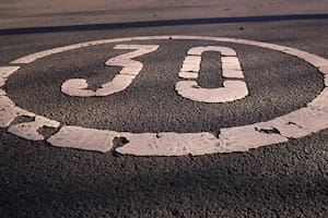 Cuáles son las señales de tránsito que pueden aparecer en el asfalto