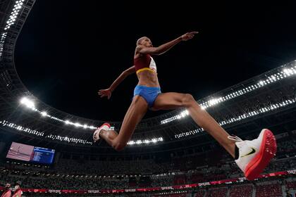 La venezolana Yulimar Rojas compite en la final del salto triple femenino en los Juegos Olímpicos de Tokio, el domingo 1 de agosto de 2021. (AP Foto/David J. Phillip)