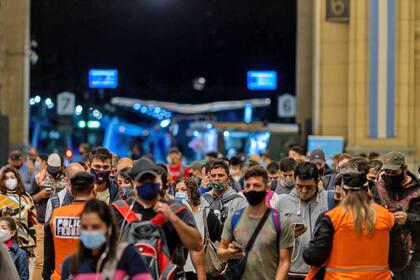 La llegada de trenes a la cabecera de Constitución generó gran movimiento de gente