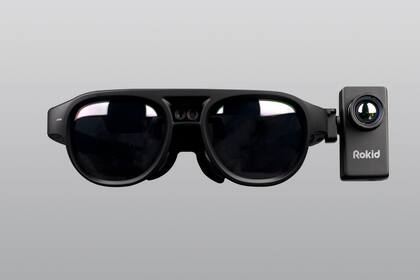 La ventaja de los anteojos T1 de Rokid está en la facilidad de uso, ya que no requiere el despliegue de una infraestructura de computadoras, monitores y cámaras que requieren los sistemas actuales utilizados en aeropuertos y espacios públicos