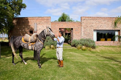 La ventana apaisada corresponde al living. “Solo la parte izquierda es original. Con ladrillos muy similares, logramos ampliar la casa de modo casi invisible”, nos explica Fabiana González.