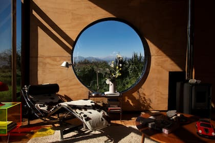 La ventana circular de la 'Casa Catalejo' de Ugarte tiene vistas al cerro La Campana, ubicado en la cordillera de la costa, entre las provincias de Quillota y Marga Marga de Valparaíso, Chile.