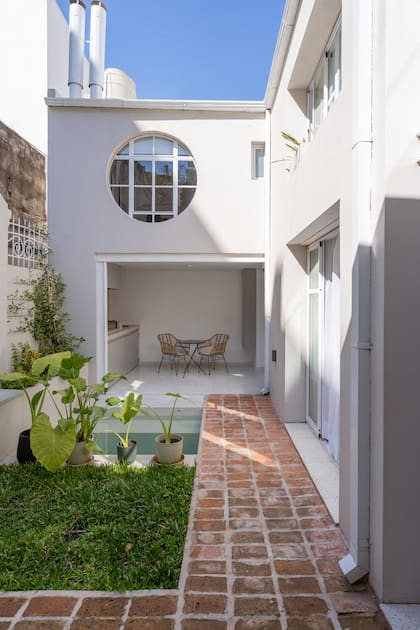 La ventana circular fue encontrada en una demolición y sin dudarlo, la restauraron con arenado y pintura en polvo y la incorporaron al hogar.