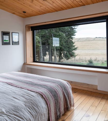 La ventana de la habitación principal fue diseñada con un antepecho amplio ideal para sentarse y disfrutar de la vista.