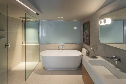 La ventana de vidrio satinado da al mismo aire-luz que la cocina