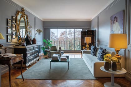 La ventana del living regala una vista inmejorable del Parque Thays. “Cuando vine a Buenos Aires desde Dolores, mi sueño era vivir en Recoleta”, confiesa el diseñador. Tras vivir en el edificio Kavanagh, Adrián y Victoria se mudaron aquí hace cuatro años.