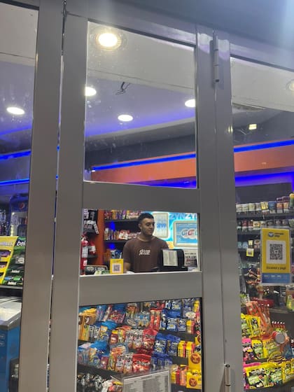 La ventana por la que Agustín trabaja durante su turno
(Foto: Aldana Rizzuto)