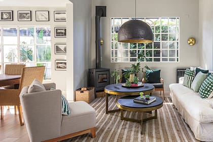 La ventana que ilumina el comedor está enmarcada por fotos de Diego Ortiz Mugica.